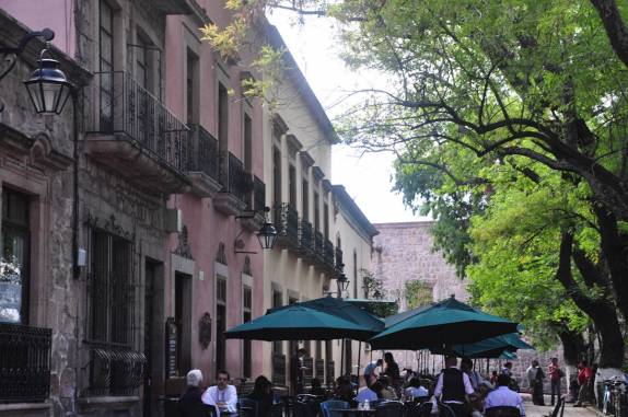Restaurantes com mesas na calçada em praça de Morelia, no México